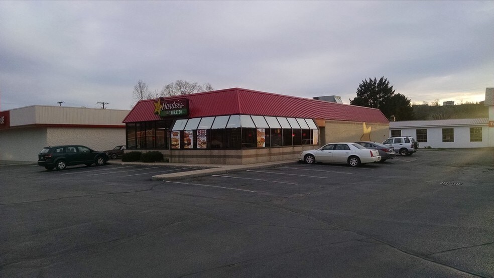 More Photos Of 300-499 Downtowner Plz, Coshocton General Retail For Sale