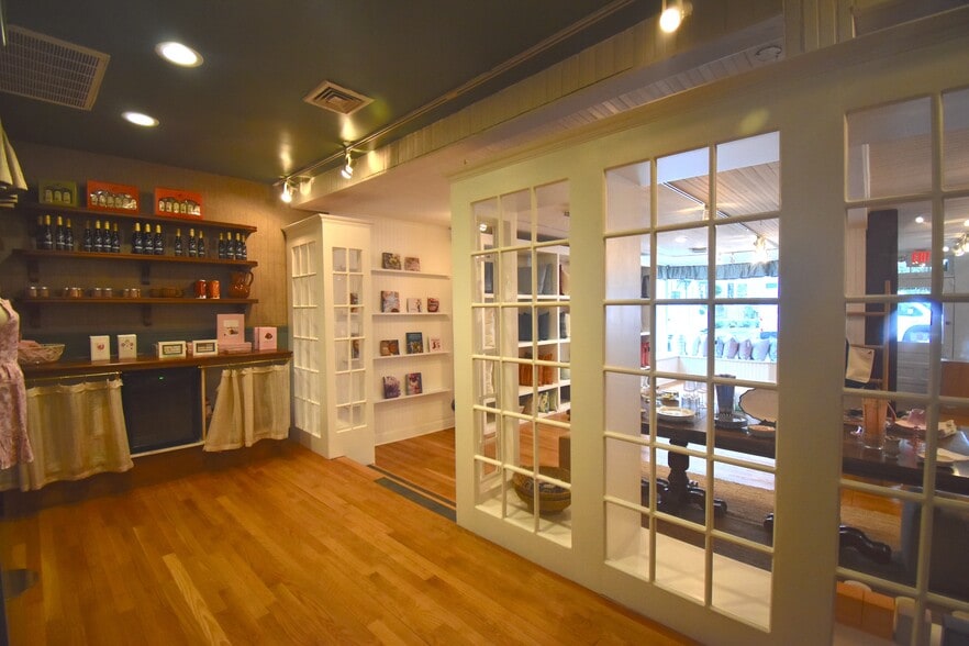 More Photos Of 6 Carlton Ave, Port Washington Storefront For Lease