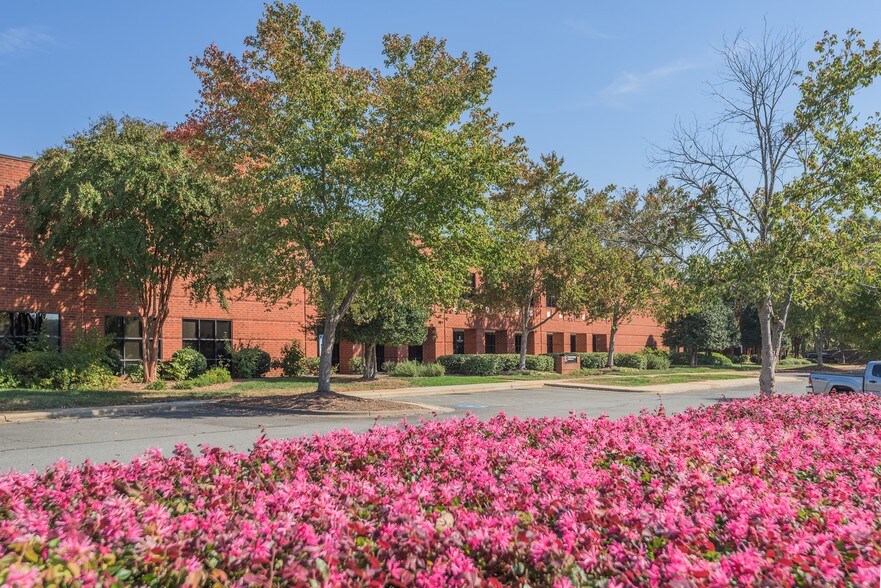 More Photos Of 11515 Vanstory Dr, Huntersville Light Distribution For Lease