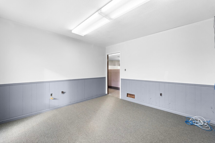 More Photos Of 209 W Main St, Linn Warehouse For Sale