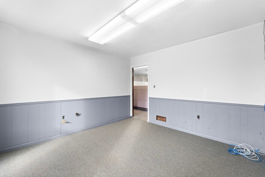 More Photos Of 209 W Main St, Linn Warehouse For Sale