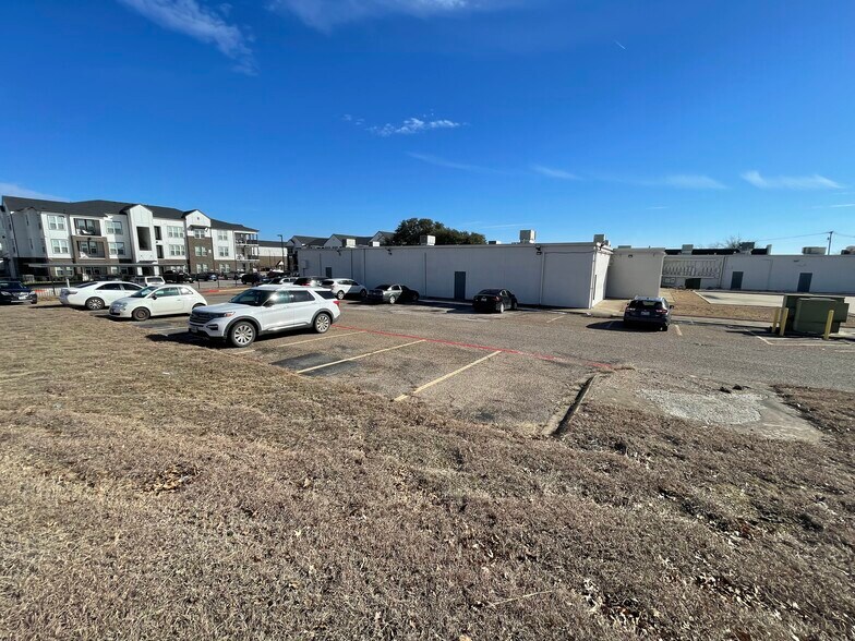 More Photos Of 809 Gallagher Dr, Sherman General Retail For Sale