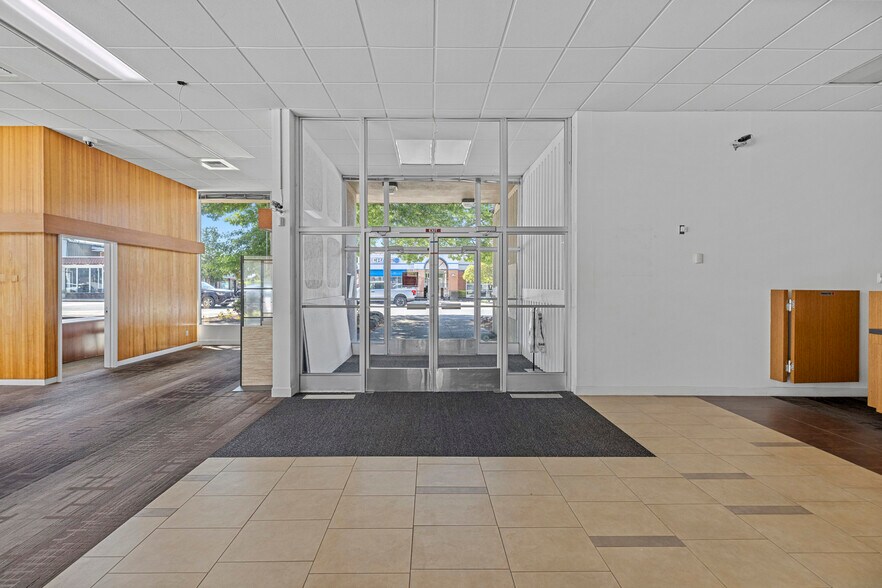 More Photos Of 501 N Olympic Ave, Arlington Bank For Lease
