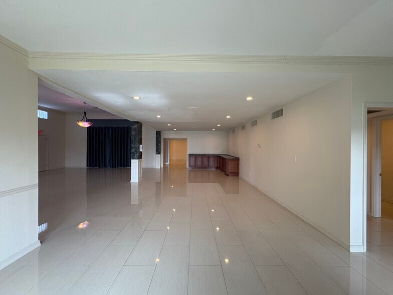 More Photos Of 5750 Swift Rd, Sarasota Freestanding For Lease