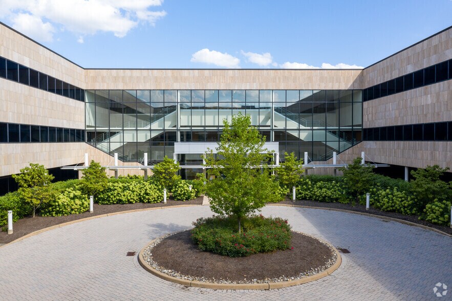 More Photos Of 5 Wood Hollow Rd, Parsippany Office For Lease