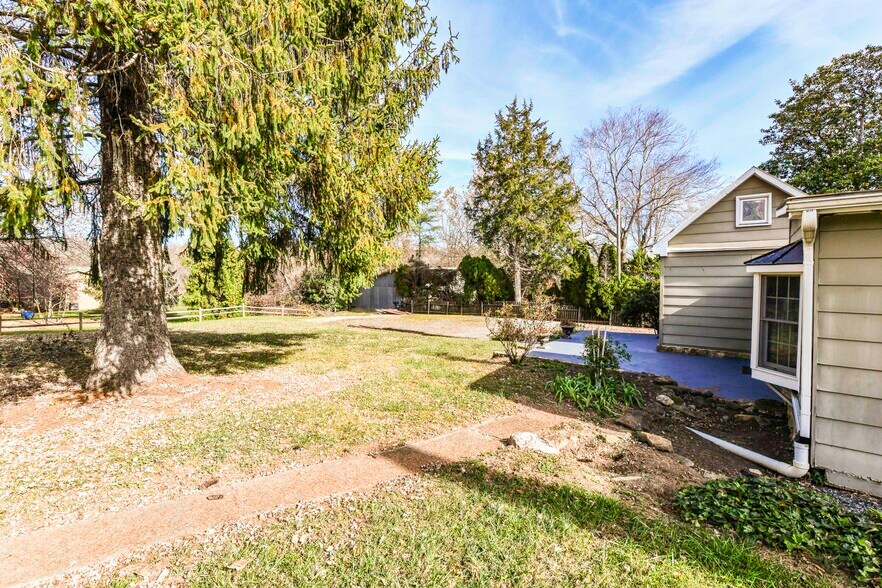 More Photos Of 173 Main St, Stanardsville Flex For Sale