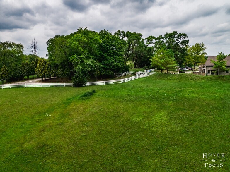 More Photos Of 706 E Burnett Rd, Island Lake Warehouse For Sale