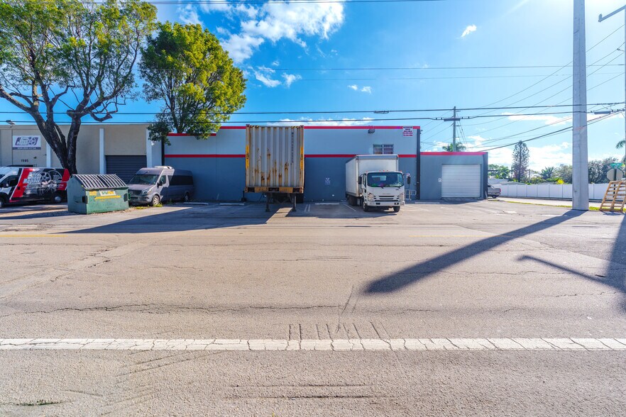 More Photos Of 2099 S Park Rd, Hallandale Manufacturing For Sale
