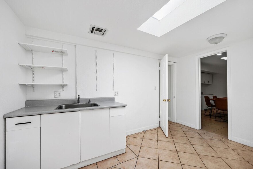 More Photos Of 3861 Jasmine Ave, Culver City Medical For Lease