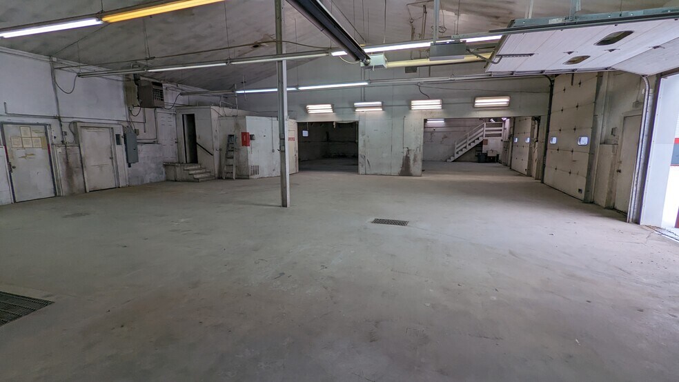 More Photos Of 295-297 37th St NE, Rochester Auto Repair For Lease