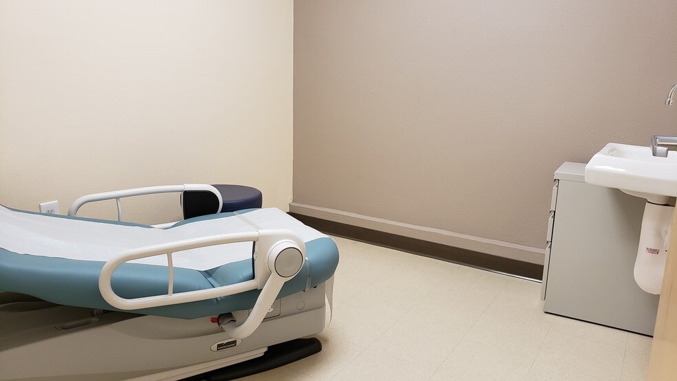 More Photos Of 8102-8110 Sunland Blvd, Sun Valley Medical For Sale