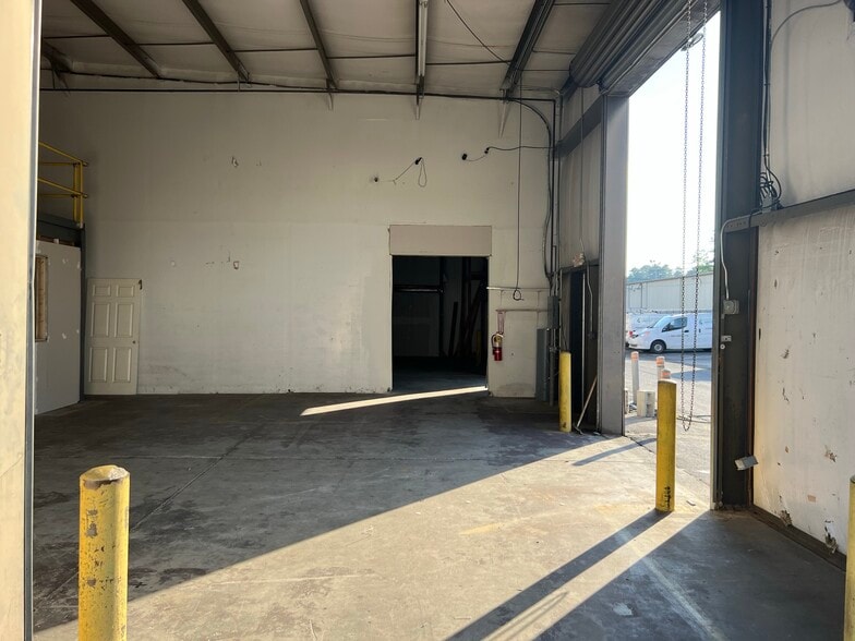 More Photos Of 450 S Cemetery St, Norcross Warehouse For Lease