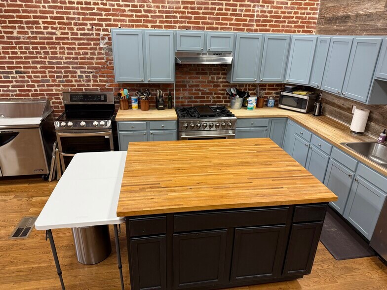 More Photos Of 62 S Front St, Memphis Storefront Retail Office For Sale