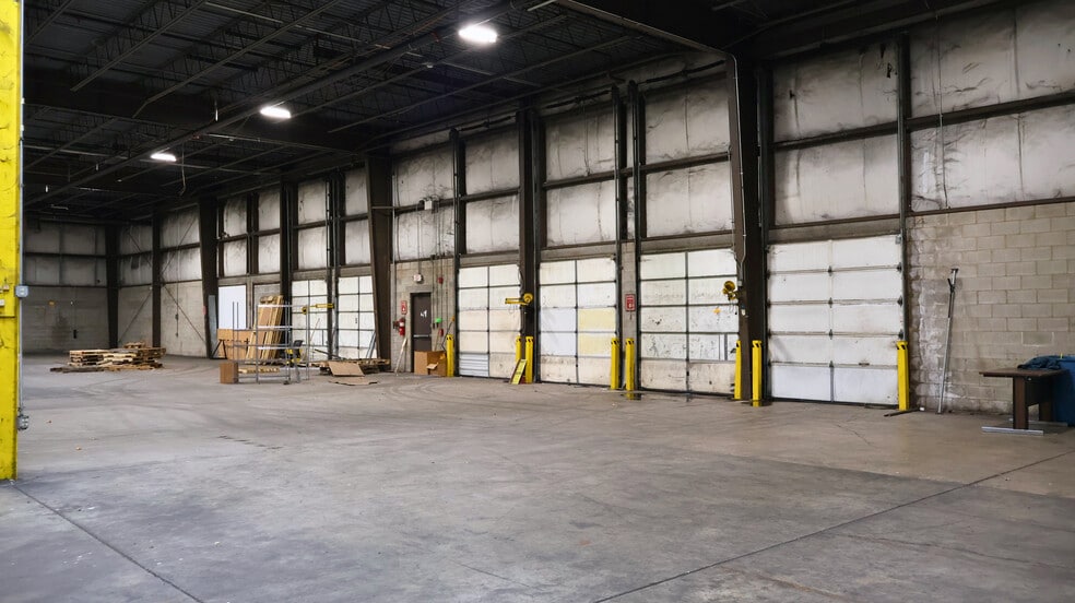 More Photos Of 300 Russell Dr, Middletown Warehouse For Lease