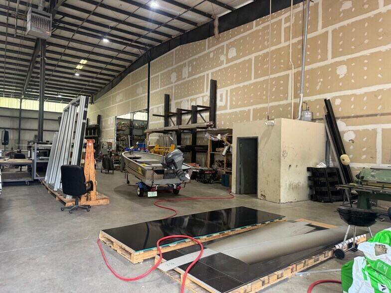 More Photos Of 44819 Acacia Ln, Sterling Warehouse For Lease