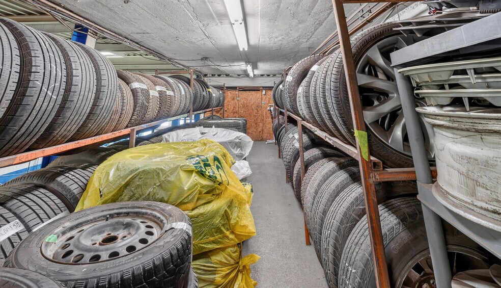 More Photos Of 3812 Rue Jarry E, Montréal Auto Repair For Sale