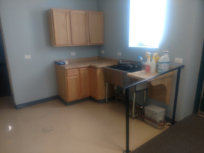 More Photos Of 5400-5406 W Devon Ave, Chicago Storefront Retail Office For Lease