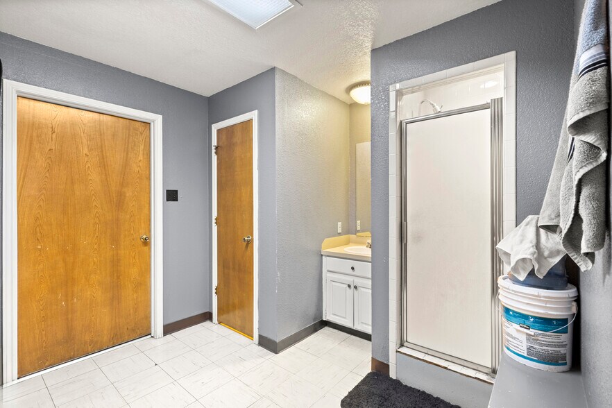 More Photos Of 502 N State Highway 342, Red Oak Industrial For Sale