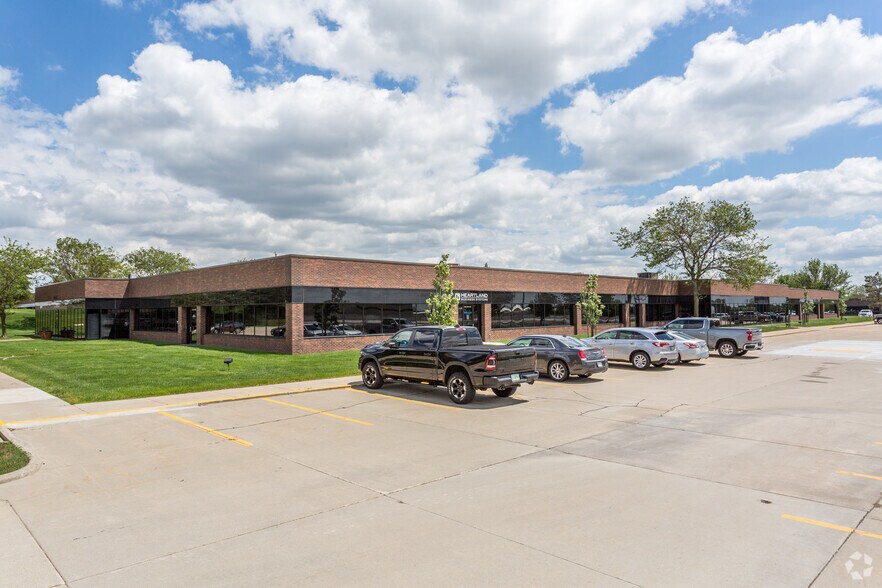 More Photos Of 4300-4398 NW 114th St, Urbandale Flex For Lease