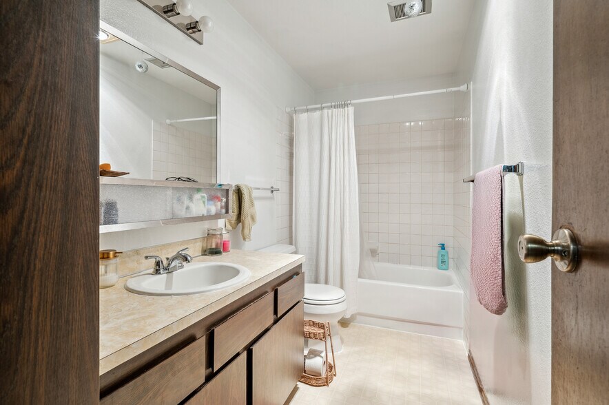 More Photos Of 1423 NW 60th St, Seattle Apartments For Sale