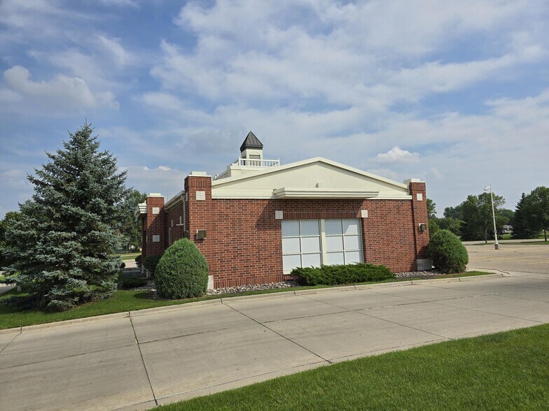 More Photos Of 2755 10th Ave N, Grand Forks Office For Sale