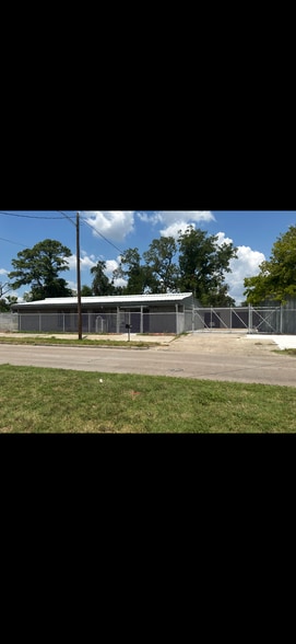 More Photos Of 7001 Weaver Rd, Houston Manufacturing For Lease