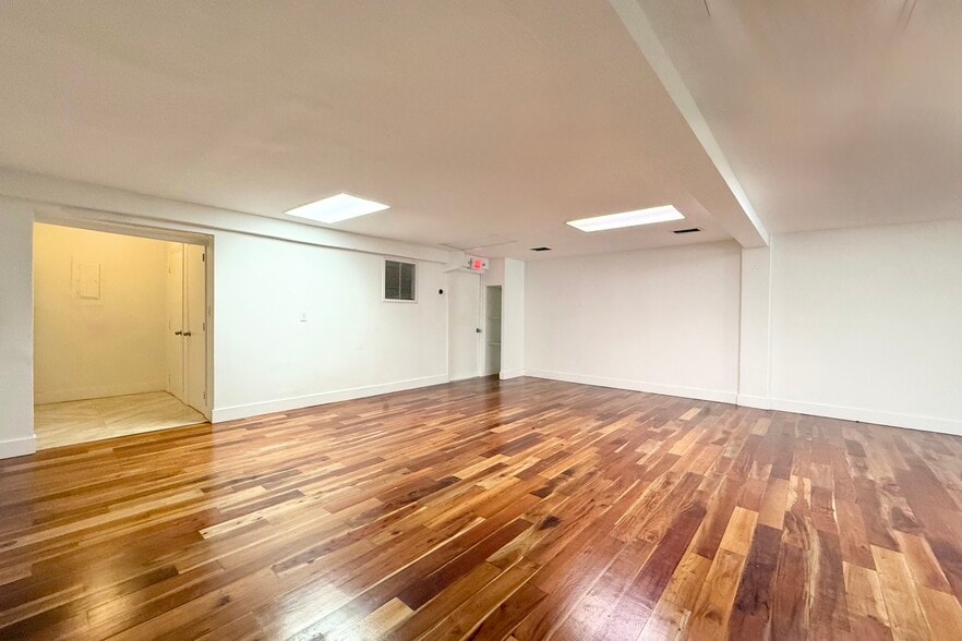 More Photos Of 726 Arthur Godfrey Rd, Miami Beach Restaurant For Lease