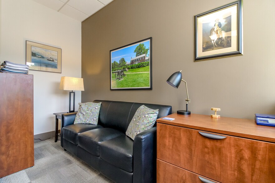 More Photos Of 3212 Byron St, Silverdale Office For Sale