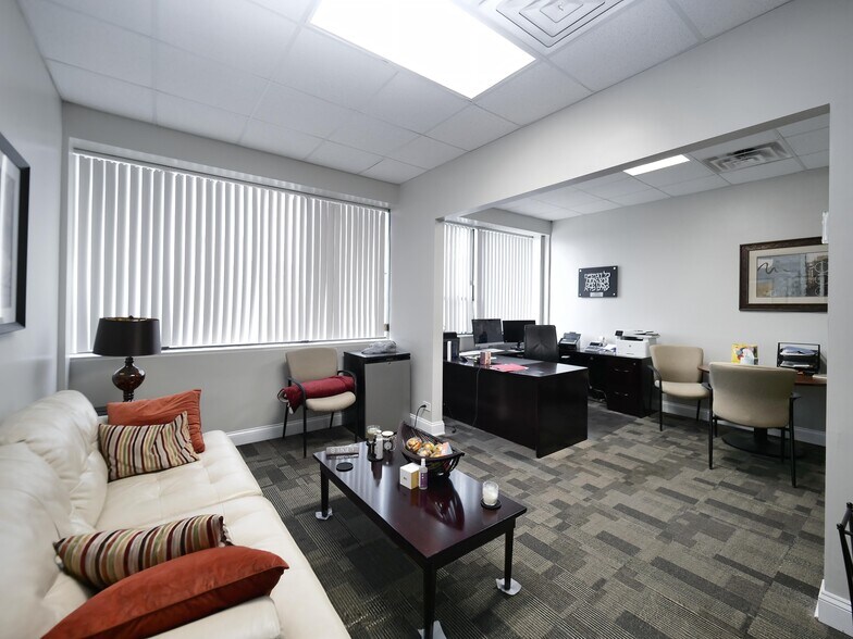 More Photos Of 7300 N Cicero Ave, Lincolnwood Loft Creative Space For Sale