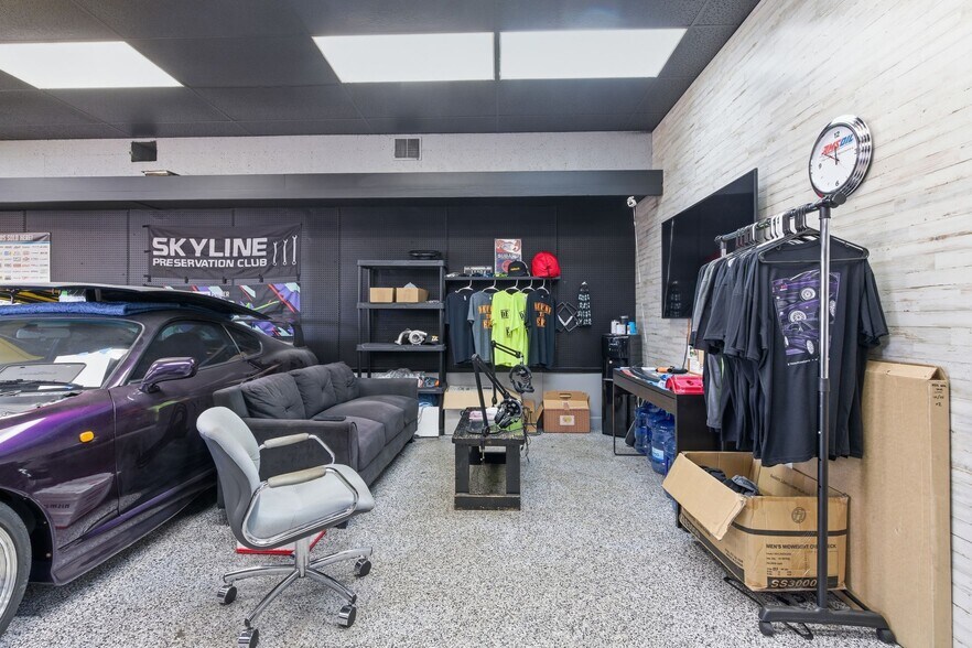 More Photos Of 1015 S Riverside Dr, Clarksville General Retail For Sale
