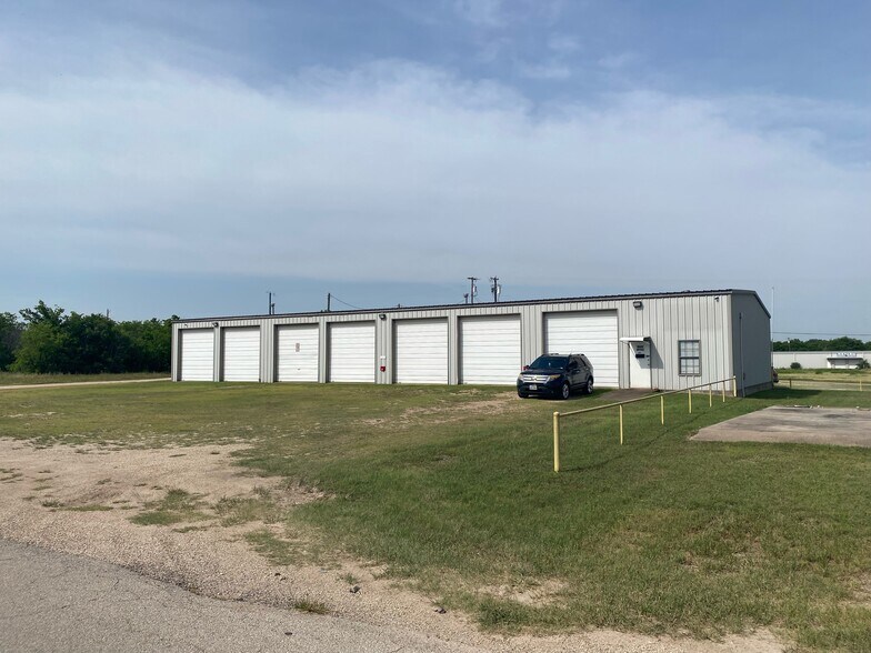 More Photos Of 104 N Arthur St, McGregor Warehouse For Lease