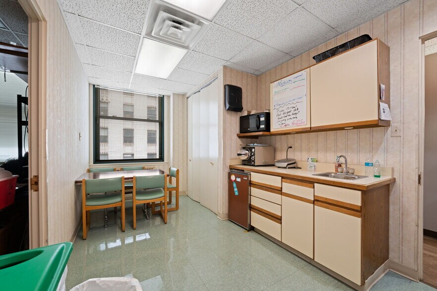 More Photos Of 50 E Washington St, Chicago Office For Sale