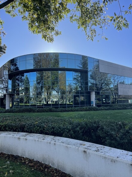 More Photos Of 5890 Stoneridge Dr, Pleasanton Medical For Lease