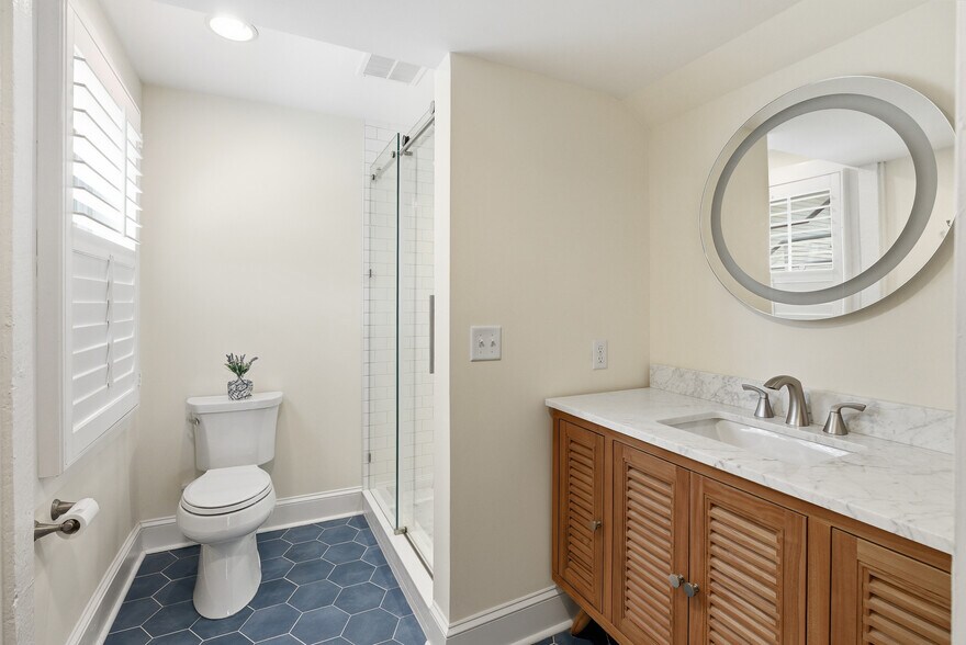 More Photos Of 119 N Davis St, Southport Hospitality For Sale