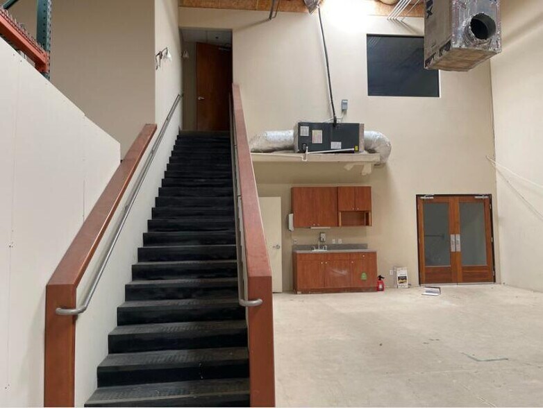 More Photos Of 72088 North Shore St, Thousand Palms Light Distribution For Lease