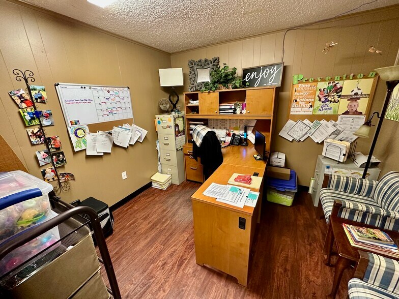 More Photos Of 1010 Zanderson Ave, Jourdanton Office For Lease