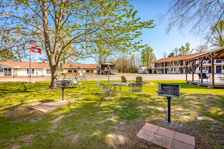 More Photos Of 8546 Edgemont Rd, Greers Ferry Hotel For Sale