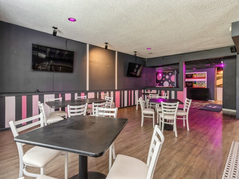 More Photos Of 6008 W Lincoln Way, Ames Restaurant For Sale