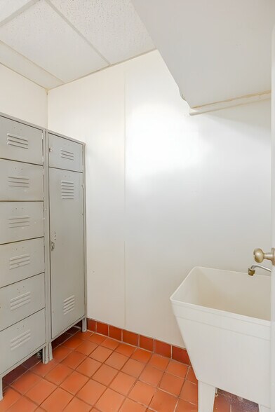 More Photos Of 328 7th St, Oakland Storefront Retail Office For Lease
