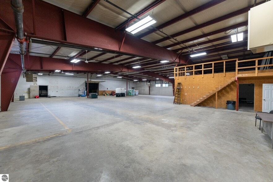 More Photos Of 910 Industrial Dr, Mount Pleasant Warehouse For Sale