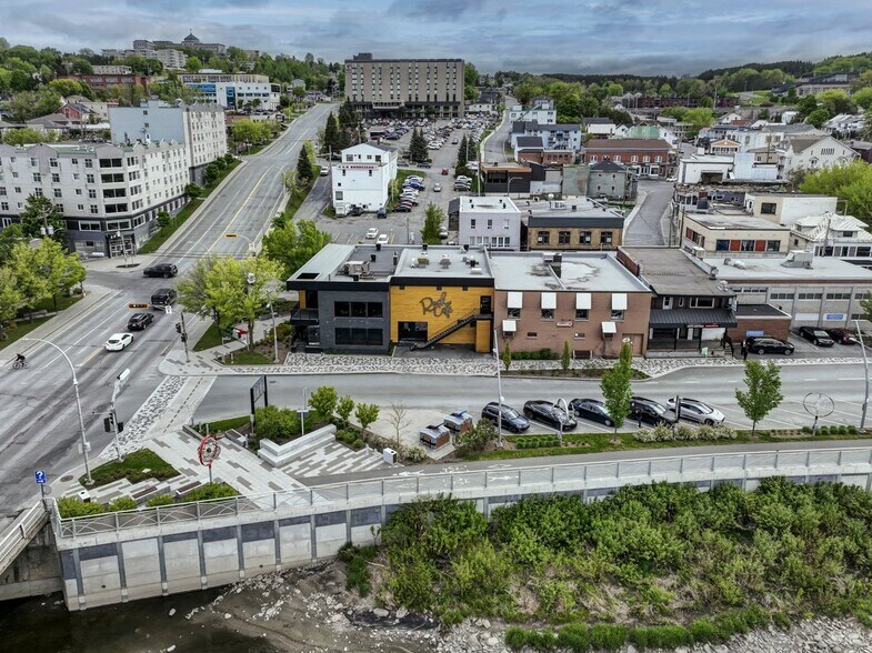 More Photos Of 11820-11900 Av 1Re, Saint-georges Restaurant For Sale