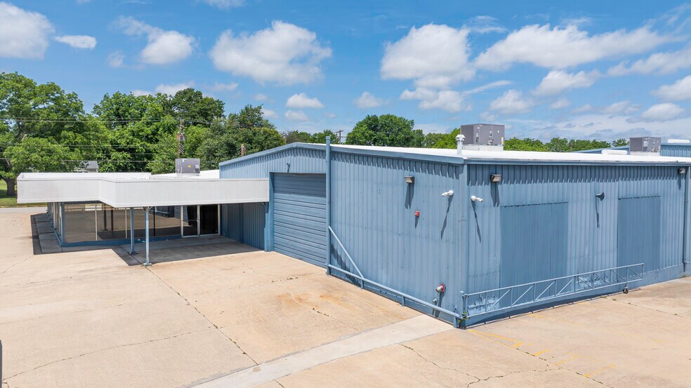 More Photos Of 1511 W Broadway St, Ardmore Auto Dealership For Sale