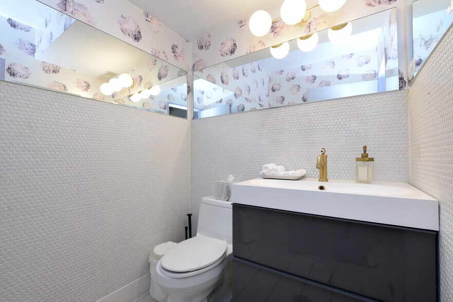 More Photos Of 1641-1643 W North Ave, Chicago Storefront Retail Office For Lease