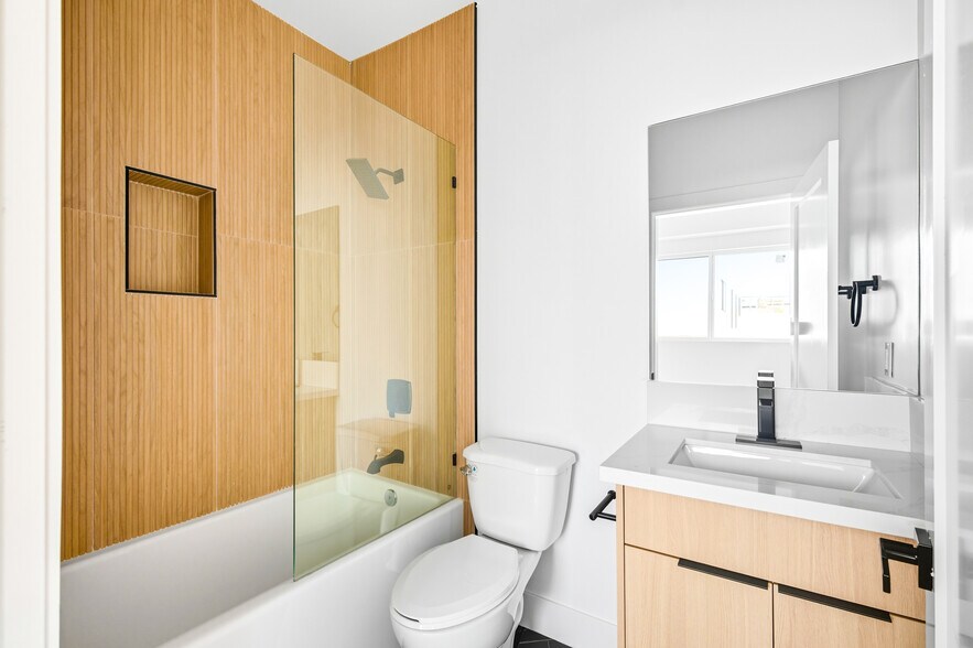 More Photos Of 1359 W 35th Pl, Los Angeles Multifamily For Sale