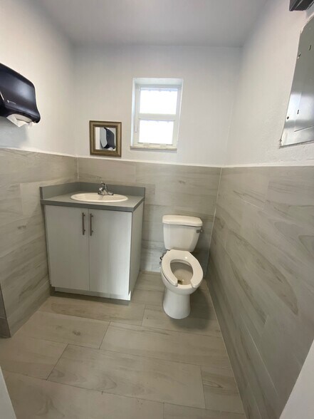 More Photos Of 491 Hialeah Dr, Hialeah Office For Lease