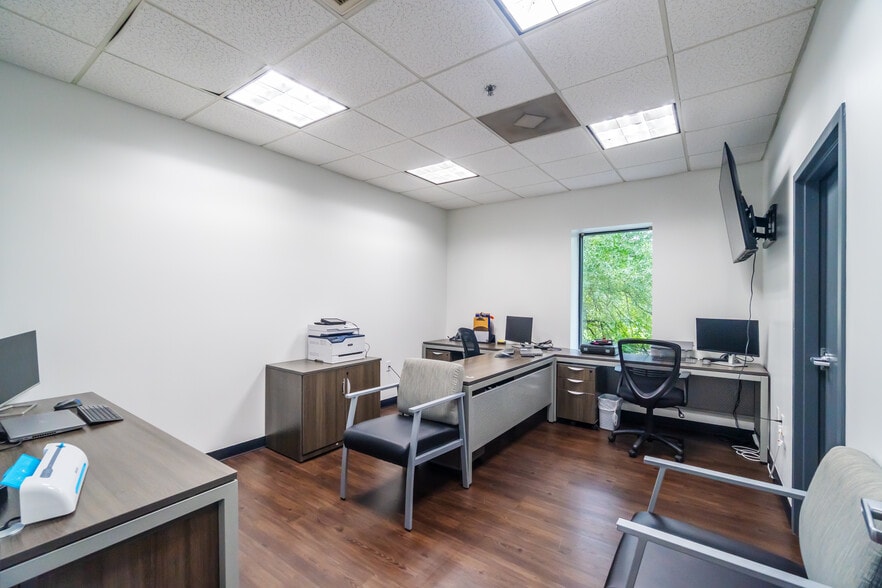 More Photos Of 1907 Gateway Blvd, Charlotte Warehouse For Sale