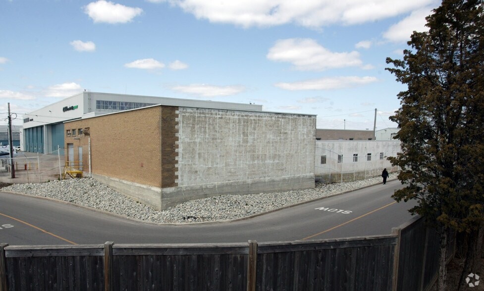 More Photos Of 123 Garratt Blvd, Toronto Manufacturing For Lease
