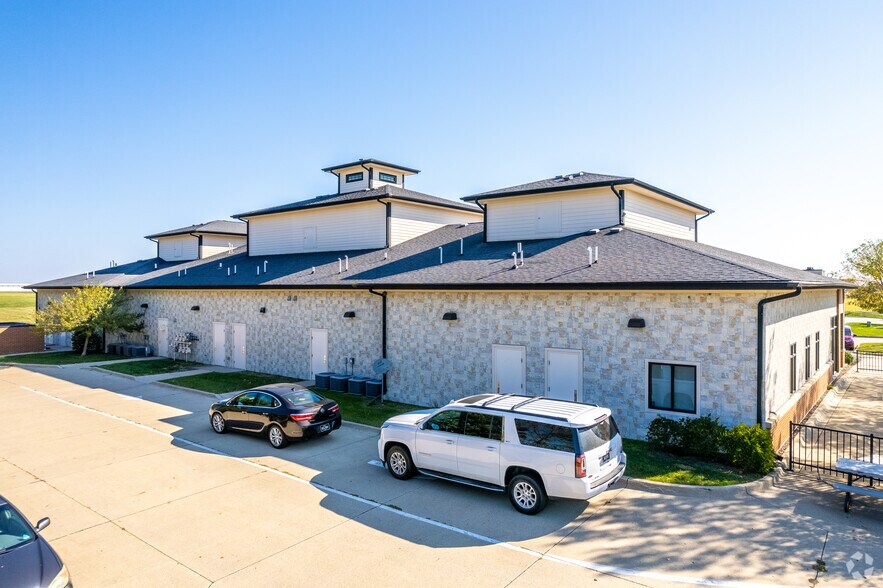 More Photos Of 4444-4456 NW 128th St, Urbandale Office For Sale