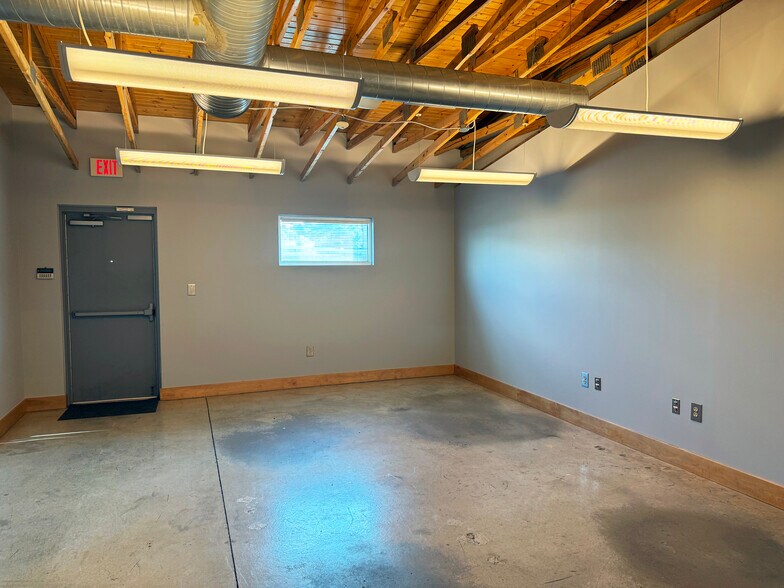 More Photos Of 220 N Davidson St, Indianapolis Research And Development For Lease