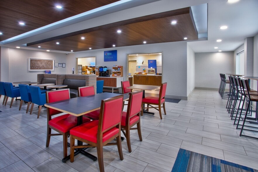 More Photos Of 21010 Katy Fwy, Katy Hotel For Sale